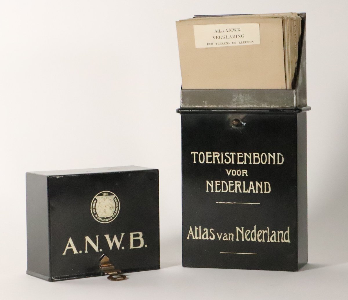 Reindst's tweet photo. Een heerlijk item op de a.s. #veiling bij @BBKuyperAuction: een #Atlas van Nederland, in blik. Het geheel bestaat uit een set losse, gedetailleerde kaarten, die aan het begin van de 20ste eeuw zijn uitgebracht door de @anwb https://t.co/Ypce2gbgqg