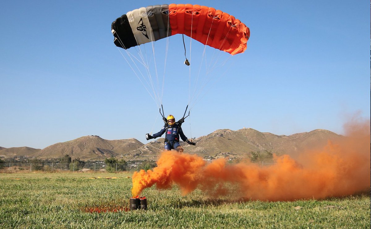 TigersFFT's tweet photo. Delivering the essentials @blackriflecoffee  _________________________________________ #orangesmoke #coffee #bluesky #canopy #britisharmy #parachute https://t.co/pZFtKpzFlC