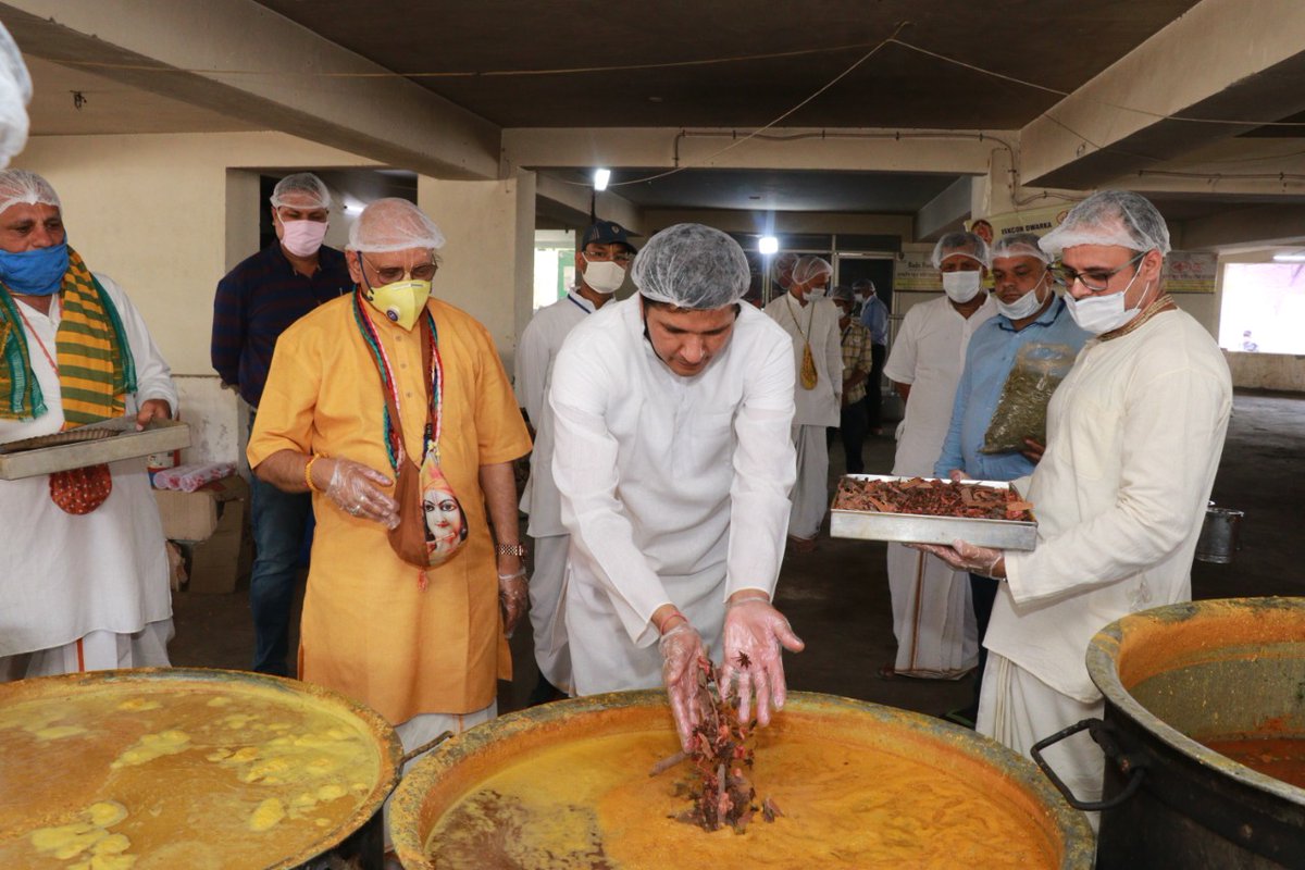 ISKCON_Dwarka's tweet photo. We thank MLA Saurabh Bhardwaj for his visit to our relief #kitchen and for his #participation in various activities.
We extend our heartfelt #gratitude towards his kind #gesture.

@Saurabh_MLAgk
#ISKCON #Dwarka #Visit #ReliefKitchen #ISKCONKitchen #ThankYou https://t.co/vXMMuCwrQQ