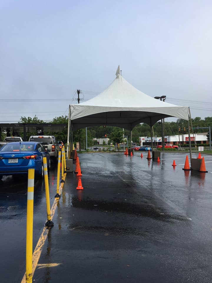 ABC13News's tweet photo. RAIN OR SHINE: @ChickfilaWards  has set up a temporary tent to run a third lane of drive-thru for customers to grab their order. 😋 https://t.co/EyExua6o8w