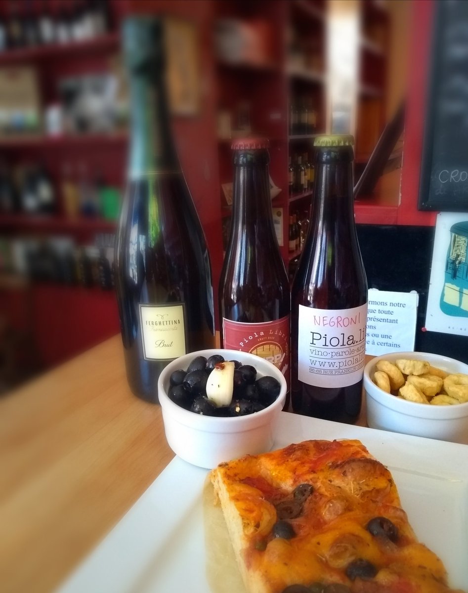 Piolalibri's tweet photo. Siete pronti per l'aperitivo?
In alternativa ad una buona birra da portare via, potreste provare un cocktail da passeggio 🍹
Oggi siamo aperti fino alle 20:00, non mancate! 📍👀 https://t.co/KCivMq7lvX