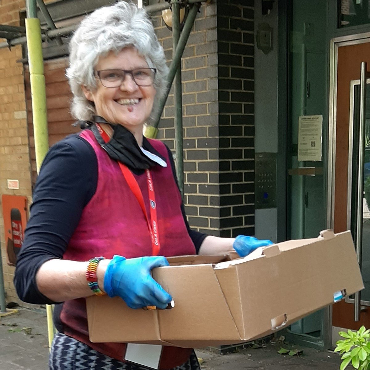 We were pleased to be able to give out Breakfast Boxes to many of our families! Thank you to @GSTTCharity & @sfmtweet for funding these & thank you to Grieg and the team at @CoLA_Southwark as well as one of LAB members, Jane, who helped with the packing and distributing!
