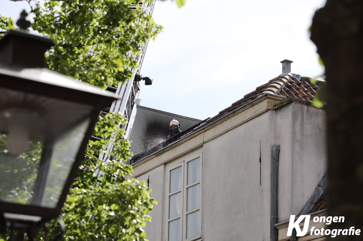 District16nl's tweet photo. Op de #StilleMare in #Leiden heeft een brand gewoed op het balkon van een woning. De brandweer schaalde hiervoor op naar #middelbrand. Inmiddels is het sein brand meester gegeven. De brandweer controleert momenteel de woning(en) op koolmonoxide. https://t.co/bPF8A4Pwtx