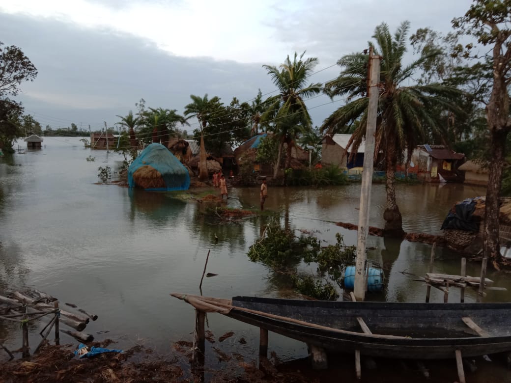 Fishing boats have either broken or submerged. These cost an average of 30-35k. Households who  @AnnuJal so beautifully writes about who rely on fishing, crab collecting or honey collecting in the mangrove creeks, the naukas are their biggest assets and only source of income.