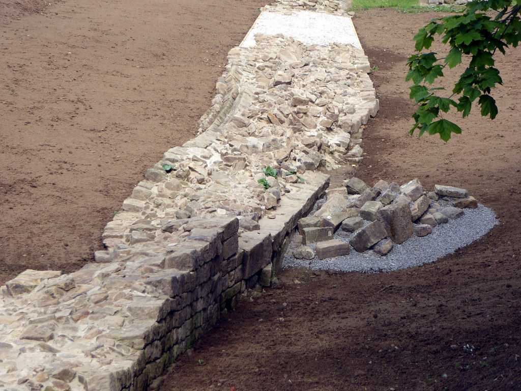perlineamvalli's tweet photo. The last mile of #hadrianswall contains a magnificent reconstruction of the wall and the @SegedunumFort museum at Wallsend fort. Listen to the sound of #MC0 https://t.co/iKkVCkjx6d https://t.co/5MouHvNBpT