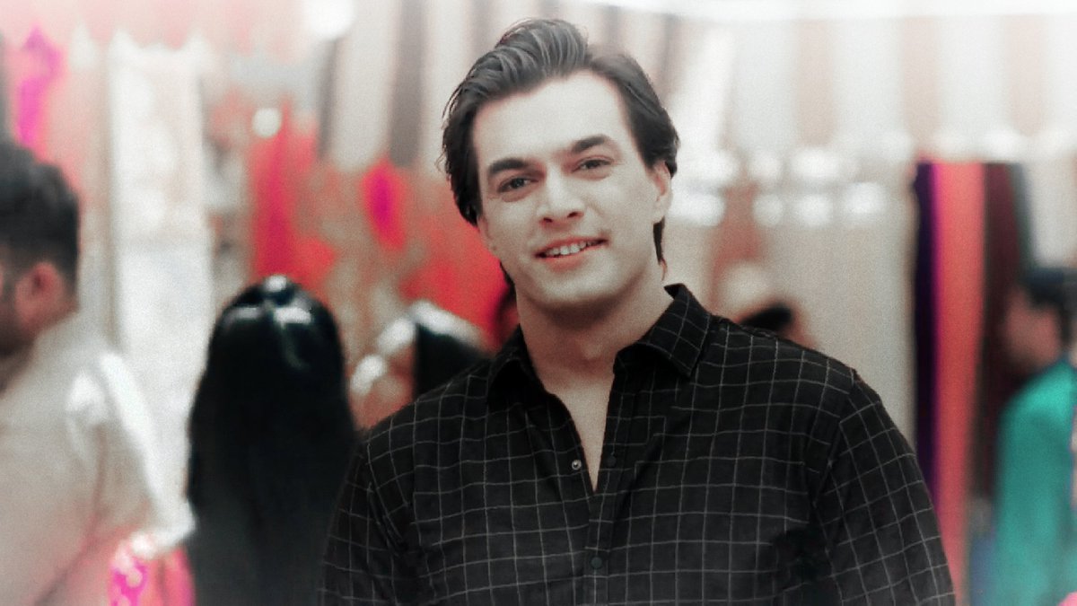 yeh jo 440w ki smile aati hai naa naira ko dekh ke ... haaayeee  #Kaira  #MohsinKhan  #ShivangiJoshi