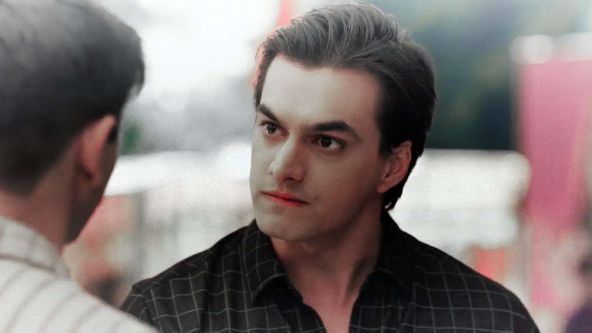 yaaar yeh bhaiya ko kahi side pe kyun nahi phek dete ..! bechara Kartik  #Kaira  #MohsinKhan