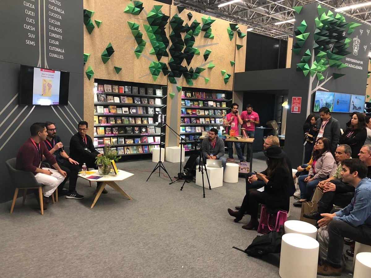 CalasCenter's tweet photo. 📌#EventosCALAS | #MemoriaFotográfica
#AsíFue la presentación del 📖 : «¡#AquíLosJóvenes! Frente a la crisis» en #FIL2019 con la participación de Luis Berneth Peña, Sebastián Martínez Fernández y Oscar Misael Hernández
#JóvenesInvestigadores #CopingWithCrises #AutoresUDG https://t.co/u1QgioYysi