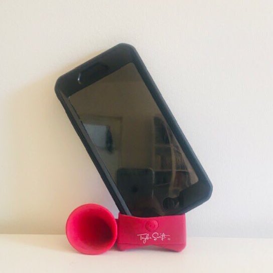  @Apple hey could you please stop making IPhones this big, mine’s not fitting anymore in the Taylor swift “Red” sound amplifier and I’m really annoyed :/