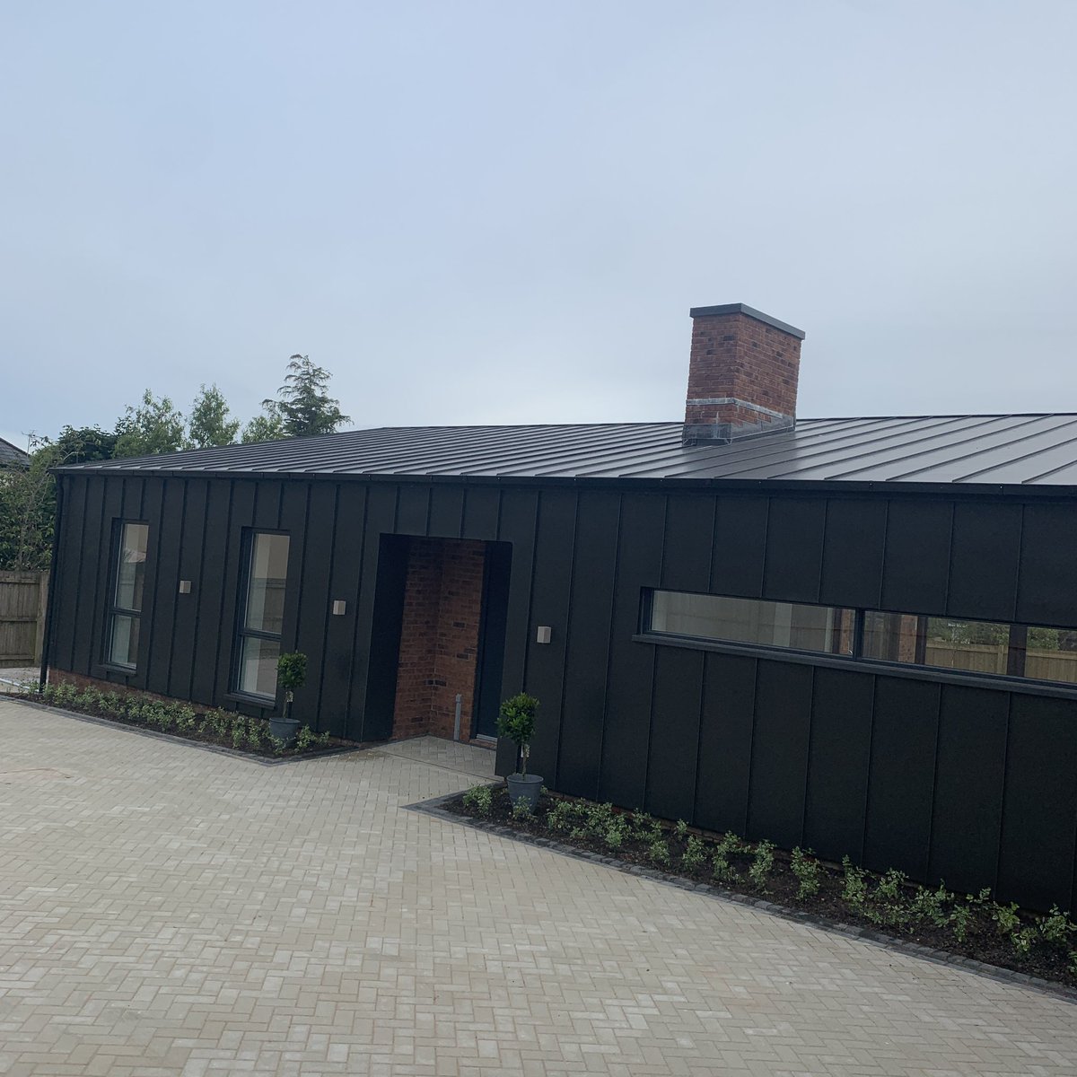 The finishing touches to ‘Legacy’ 👌.                           #tomahawkhomes #propertydevelopment #bespokedesign #bungalow #bungalowdesign #newbuild #propertydeveloper #forsale #propertyforsale #devon #newhomes #propertydeveloper #bishopsteignton #lawn #garden #driveway