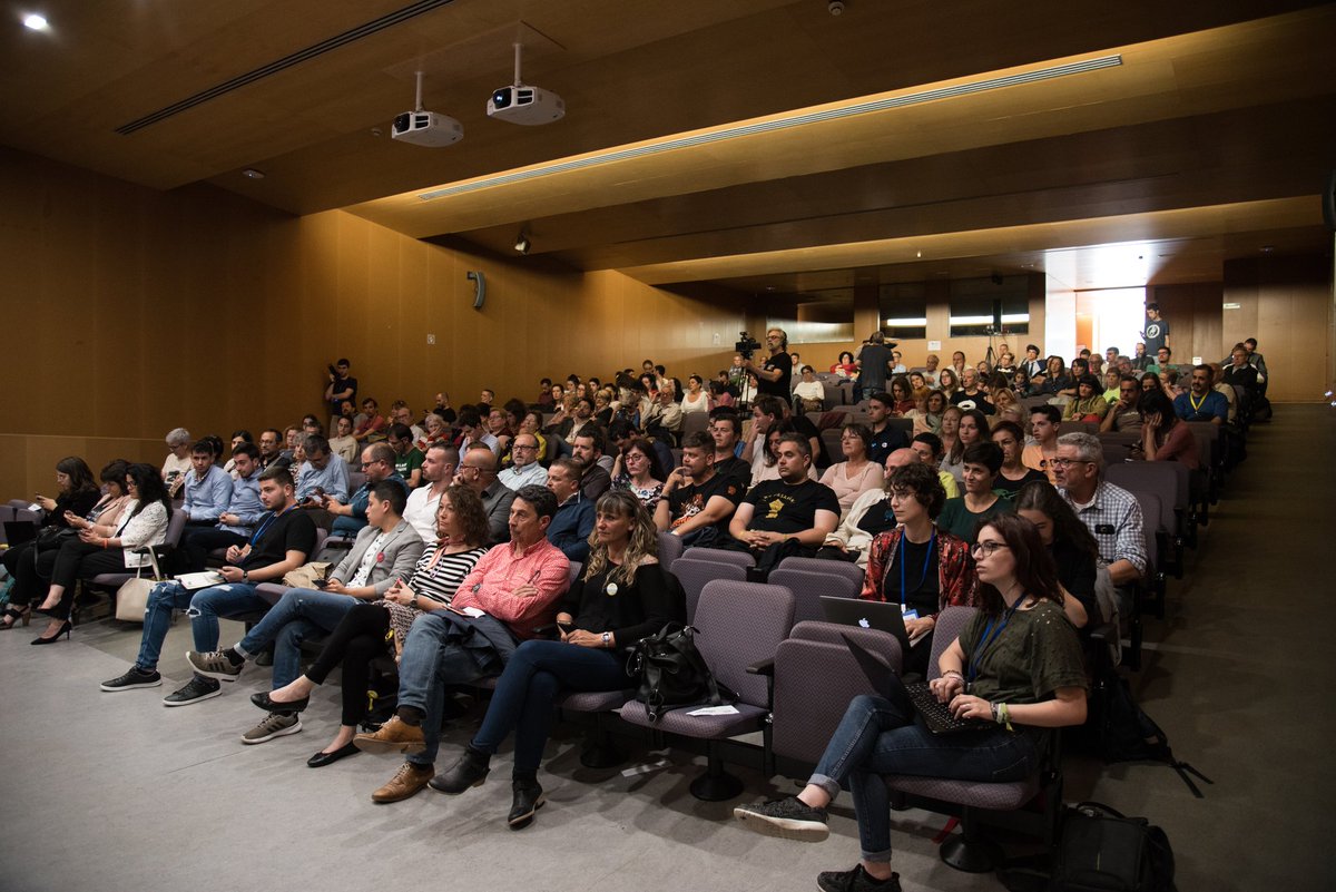 ElDebatURV's tweet photo. Fa uns dies enyoràvem el primer i avui celebrem un any del #DebatURVTGN. 

Vam engrescar-nos per preparar dos debats i això ens va unir com a equip. (1/2) #ElMeuDebatURV

Recupera el debat sencer aquí 👉🏽 https://t.co/Rkkwh9XM78

📸 de @Jonay_GM i @raquelfabregat https://t.co/uDHJtnO5Qj