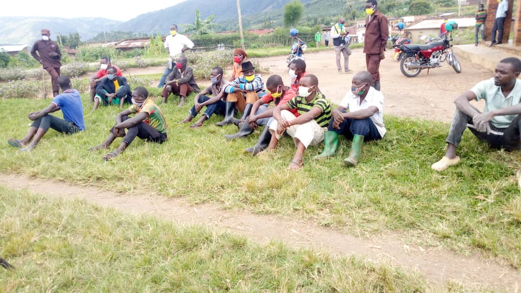 MimuriRyvcp's tweet photo. @MimuriRyvcp ubukangurambaga mukwririnda covid-19 mwisoko rya Nyagahita https://t.co/6B96nHBi1C