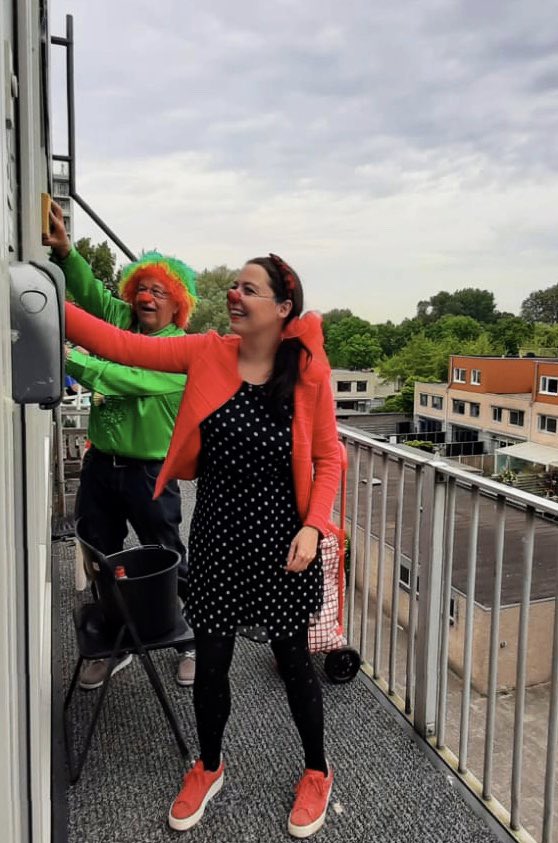 SamenOuderen verbind! Mimilou met clown Wicho, alias Wichert aan ‘t Rot, ramen zemen bij ouderen die het heel hard nodig hebben! Van gezichten in de schaduw naar gezichten met een lach 🌞 <a href="/wolgebruik/">wichert aan het rot</a>