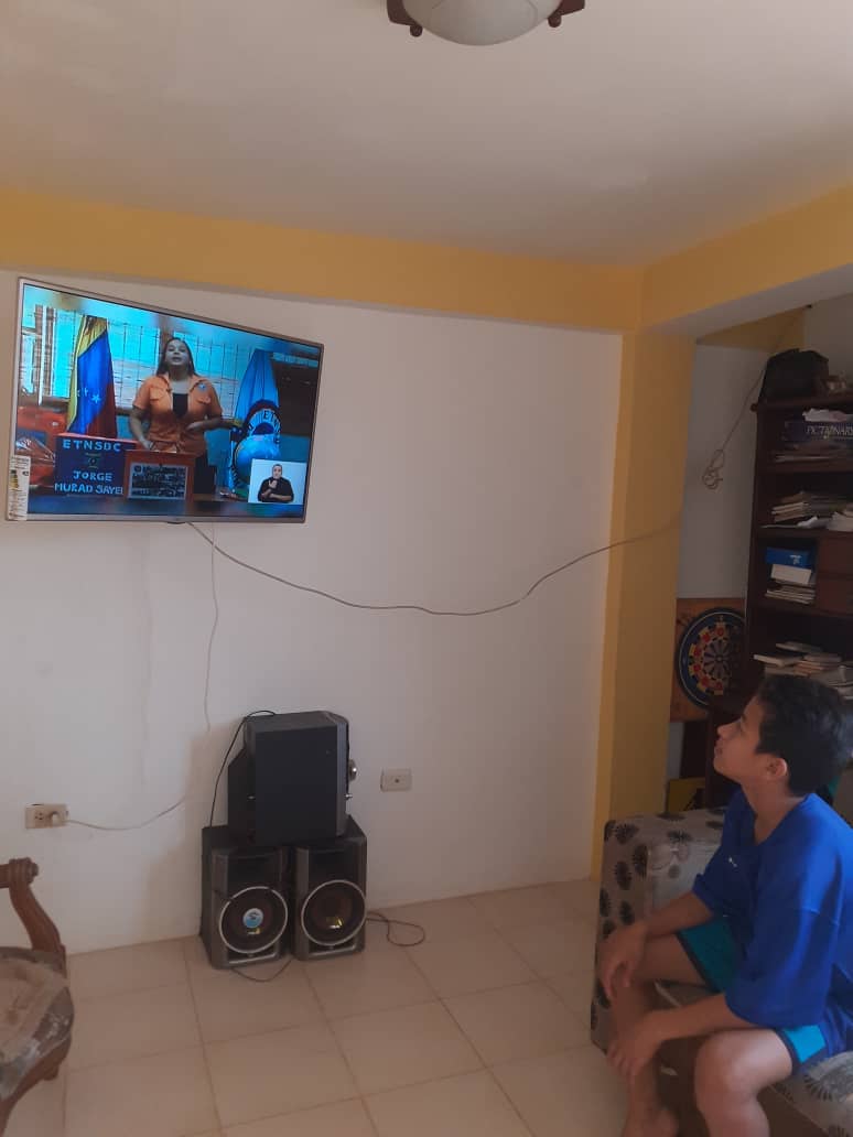 lnfranciscomsc's tweet photo. Nuestros jóvenes siguen constantemente su formación desde casa y están atentos a la explicación de las diferentes áreas dadas en el programa  #CadaFamiliaUnaEscuela @charlychaves @ZonaEducTachira @clbtachira @MPPEDUCACION @NicolasMaduro @wendyyusle @Crazet2011 https://t.co/VBx4ez3cVq