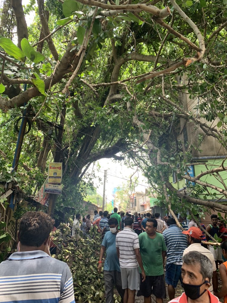 SoumoBasu's tweet photo. No electricity, no water for more than 72 hours. Please see the attached pics and spread tour help ASAP @MamataOfficial @FirhadHakim @derekobrienmp #rajeevbanerjee #kalyanbanerjee #AmphanCyclone #Amphan #bally #westbengal https://t.co/7DqEZfeTnR