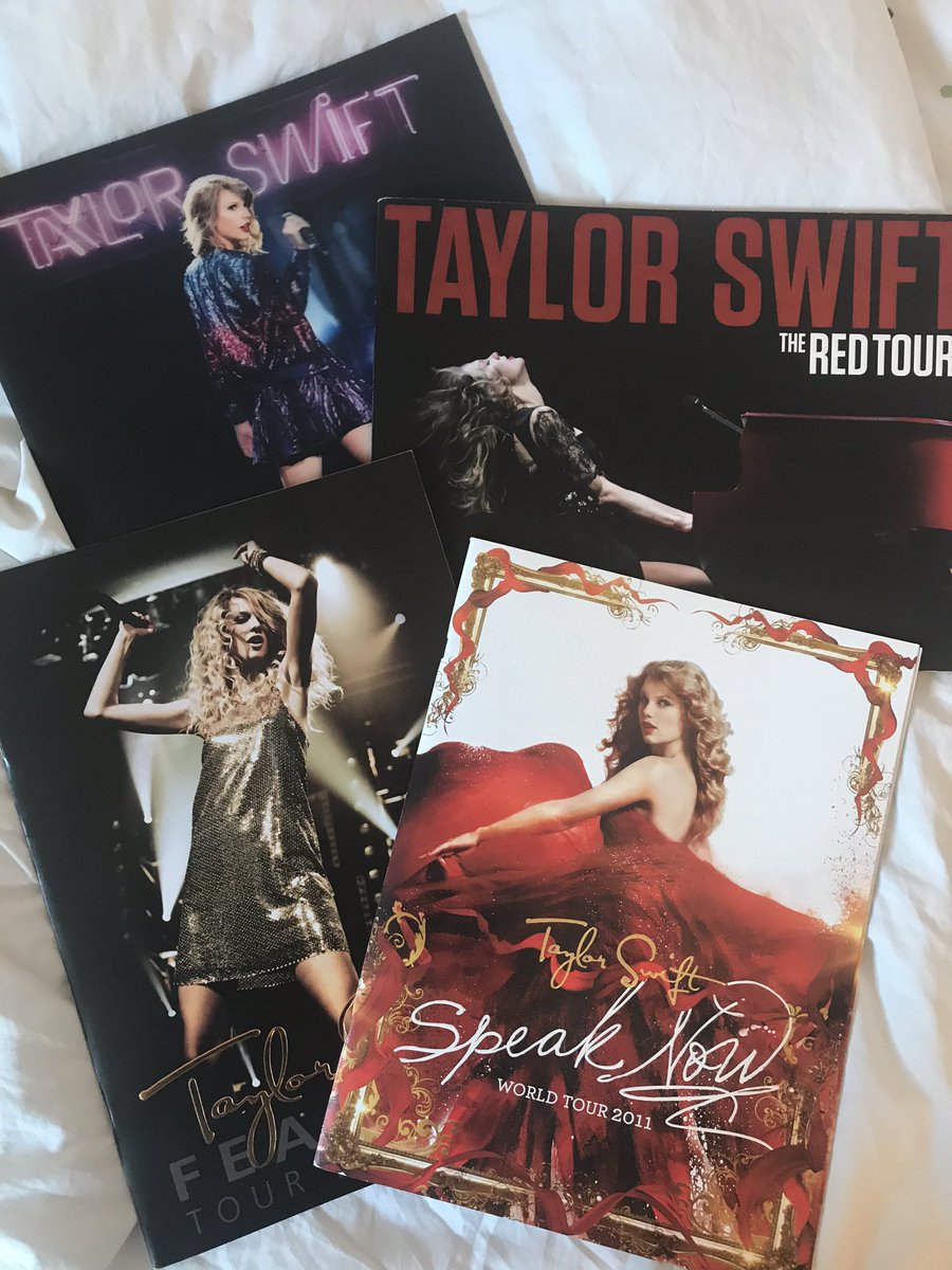Tour books: no words needed, we all know how incredible they are (I didn’t had time to buy the Reputation stadium tour one and I hate myself for that)