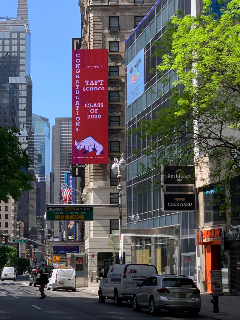 TaftSchool's tweet photo. If you find yourself in Manhattan, look up! Thanks to a generous friend of our school, the Class of 2020 is having a moment...
#itt #taft2020 #taftlife #whytaft #mytaft https://t.co/22ZfSlikYl