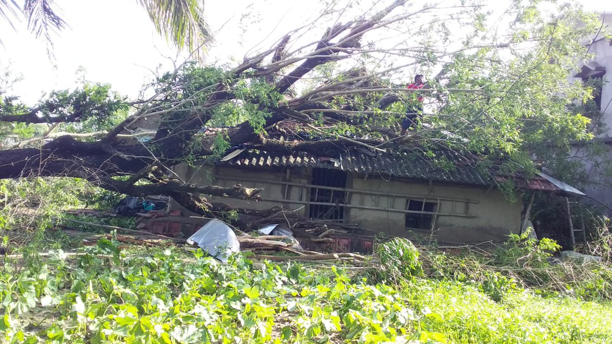 My cousin's house condition due to #SuperCycloneAmphan 🙁🙁
#prayforwestbengal 🙏