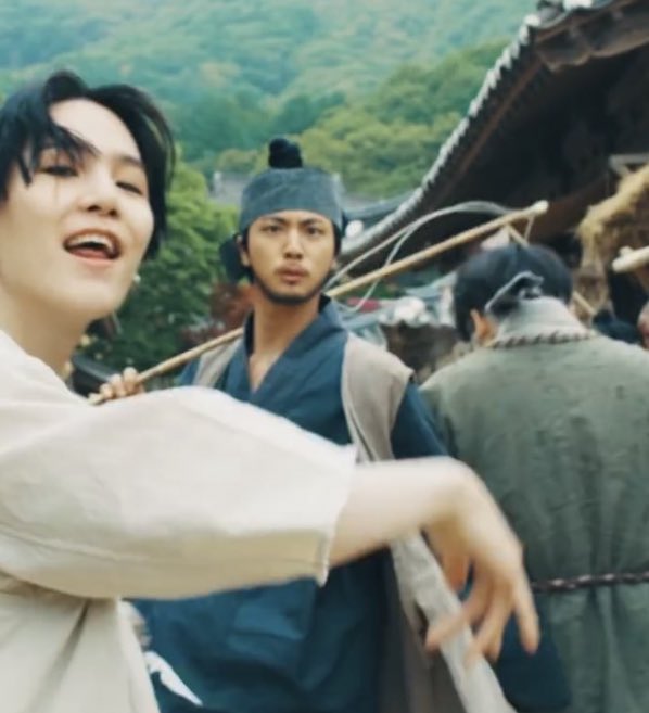 peruviarmy_twt's tweet photo. •DATO•
Sabían que #JIN y #JUNGKOOK aparecieron en el #DAECHITWA MV? 
➡️Jin con barba!😂❤️ y peleando con JK (como siempre) 
 @BTS_twt #AGUSTD2 #Agust2OUTNOW #DAECHITWAMV https://t.co/GjpzNccCsY