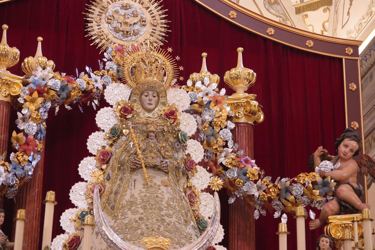 Novena en honor a la Santísima Virgen del Rocío.

Increíble el altar que ha montado la Hdad Matriz.