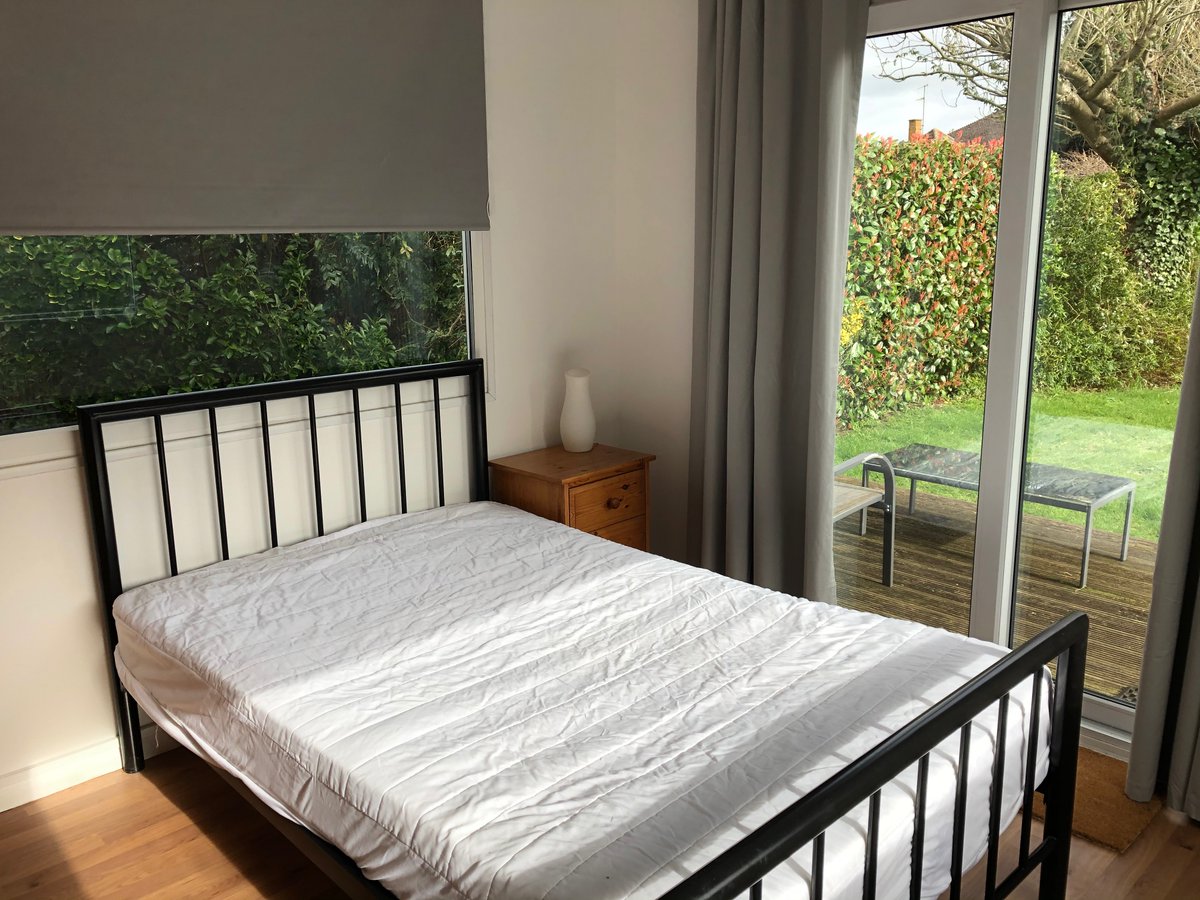 County Rooms has a room in Rubus coming up shortly. Rubus is a 5 bedroomed property in the lovely village of Send. It benefits from a beautiful south facing garden and this room has direct access to the deck.