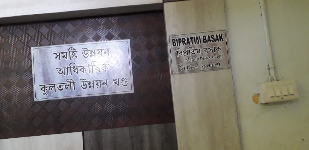 On top of this, in Kultali, residents went to the BDO's office today to urge him to provide immediate relief but he was too busy preparing for the  @PMOIndia visit & an aerial survey of effected areas & had no time to meet those from the ground with requests for assistance.