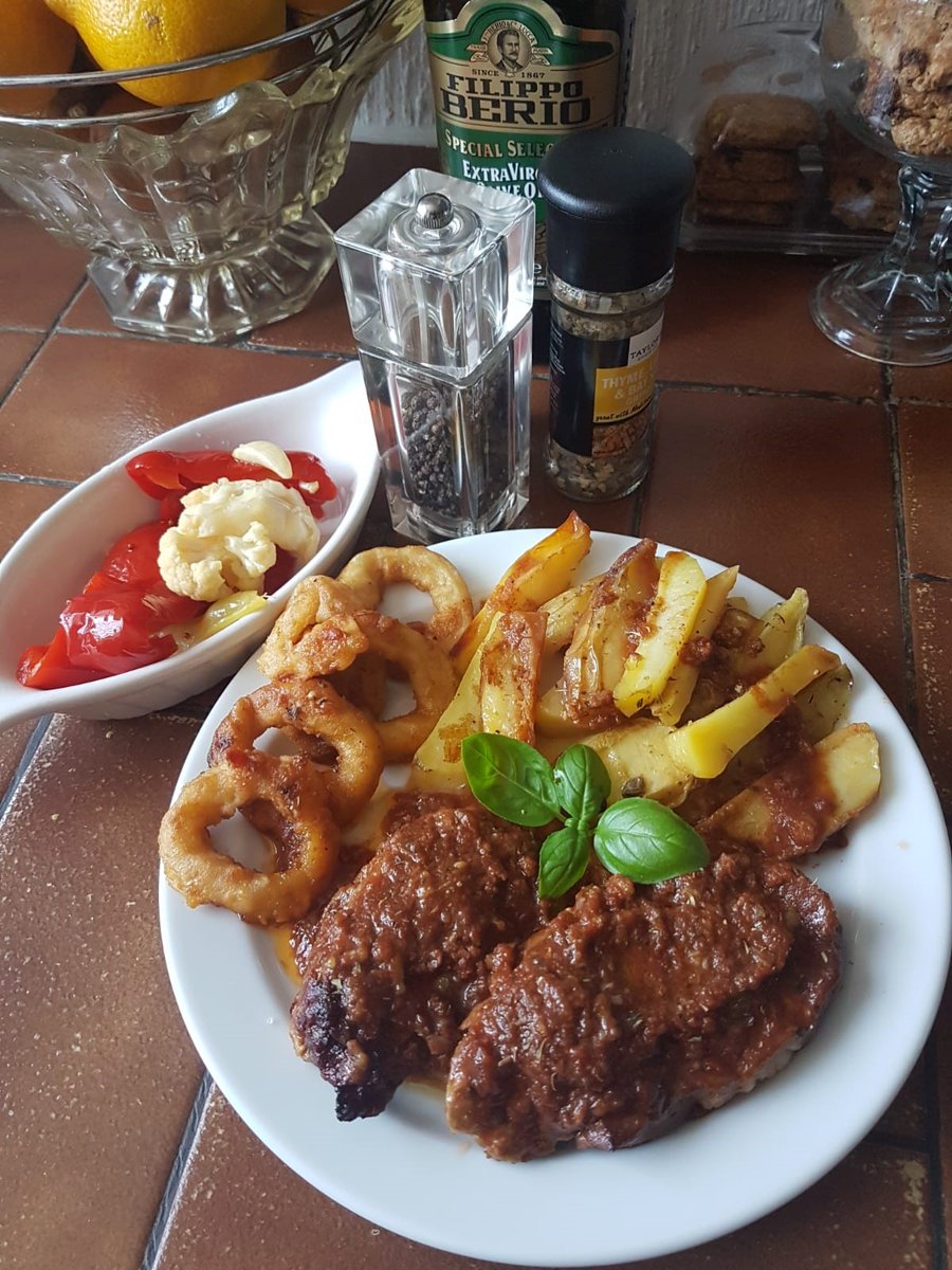 Delish_byHES's tweet photo. Tonight's dinner inspiration is brought to you by 🍽️...
Eliza from @Royallib @DelishHcs Kitchen. 
Delicious Steak with Homemade Chips 🥩😏 #FoodEnvy.

@HES_orguk @LBofHavering 
#StayCalmKeepCooking #Food #SchoolMeals #LockDownMeals #LoveFood #Inspiration #Homemade https://t.co/ExilDLwMw1