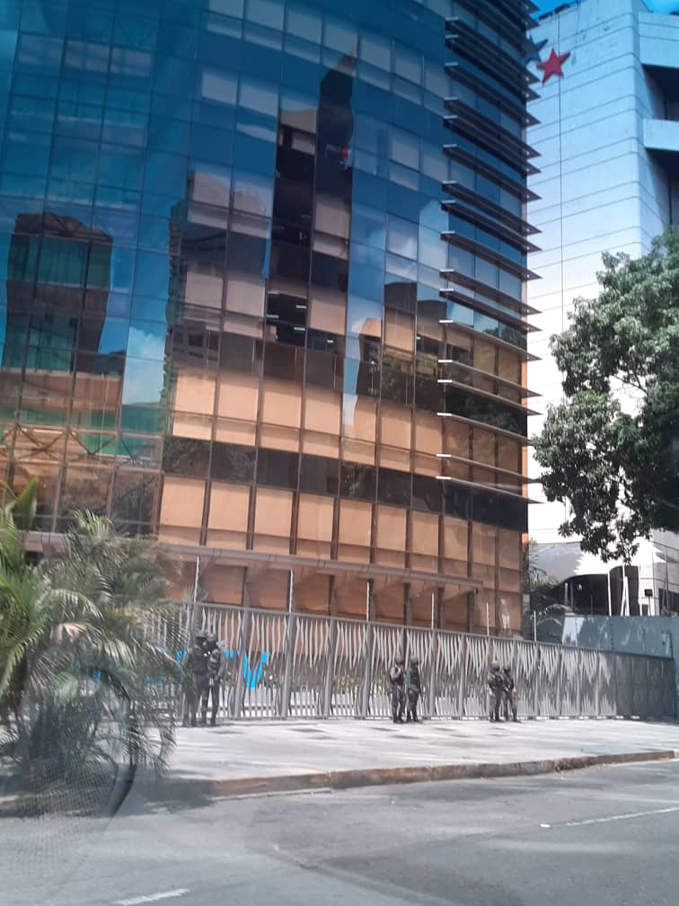 ReporteYa's tweet photo. #22May #DirecTV   #TSJ 
Tomadas Las tres Sedes de DirectTV 
1. TorreDTV en El Rosal 
2. Oficina Comercial en el CC Paseo Las Mercedes 
3. SAT / Centro de Transmisiones en Los Caobos https://t.co/7Fr4irnDMw - @FedericoBlackB
