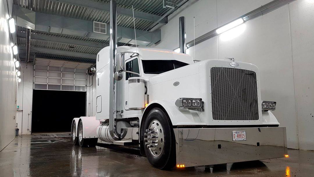 TRUCKiDcom's tweet photo. Like it or Wow it😎
#truck #trucks #customtrucks #peterbilt #peterbilt_trucks #peterbilt_motors #truckinlife #truckerlife #truckerforlife #bigrig #freightliner #semitruck #dieselpower #straightpipe #dieseltrucking #longhaul https://t.co/Bhv7KRKeex https://t.co/m7H6wAVBHc