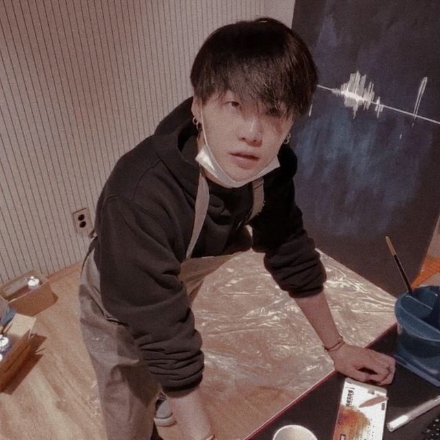 RCKSTARJN's tweet photo. they’re the same person?! how?!!
#AGUSTD2 https://t.co/YAK9nkevTg