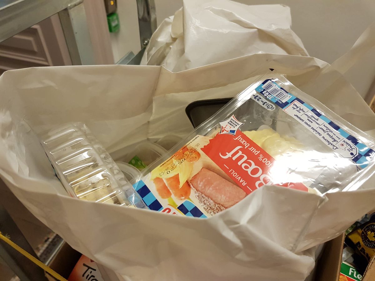 mairie15's tweet photo. Merci à @franprix @Groupe_Casino et à @phenixfr qui continuent de nous livrer des centaines de kg d’aliments frais et secs distribués aux @restosducoeur et autres associations caritatives #antigaspi alimentaire #COVIDー19 #Paris15 #solidarie #precarite https://t.co/foNTSx7i3F