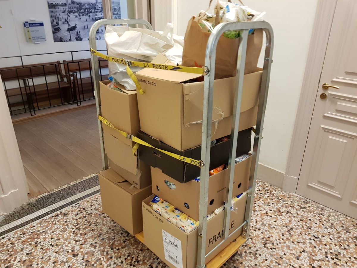 mairie15's tweet photo. Merci à @franprix @Groupe_Casino et à @phenixfr qui continuent de nous livrer des centaines de kg d’aliments frais et secs distribués aux @restosducoeur et autres associations caritatives #antigaspi alimentaire #COVIDー19 #Paris15 #solidarie #precarite https://t.co/foNTSx7i3F