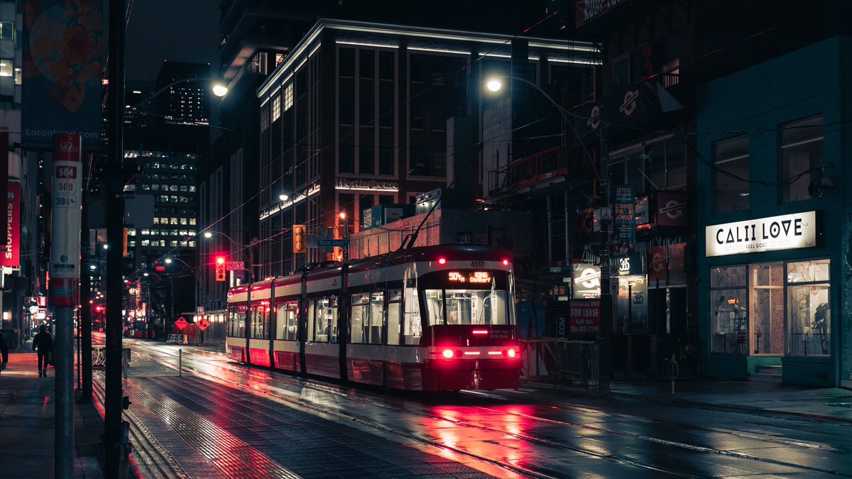 hotshoedrew's tweet photo. Tried going for a bit more of a #cinematic look.
#StreetPhotography #NightPhotography #ColourGrading https://t.co/suRKFDF1Ya