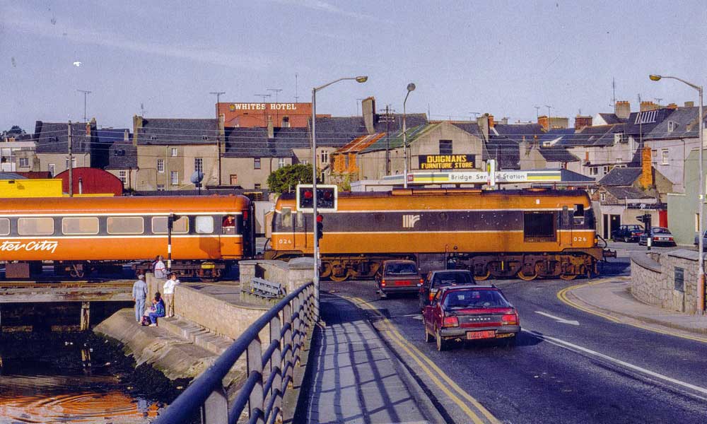 WexfordHub's tweet photo. Wexford Quay in 1992. By Colm O'Callaghan. #Wexford #Ireland https://t.co/PAZgqw4OE2