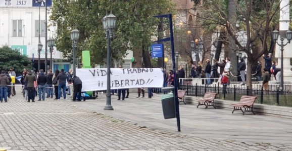 RAMIROMARRA's tweet photo. "¡Tremendo Córdoba!

Me cuentan que esta foto es una "marcha" encabezada por comerciantes del centro que lo único que piden, es volver a trabajar.

La realidad es una sola, más allá del coronavirus, si las personas no trabajan, no comen. Y un subsidio de $10.000 no sirve de nada. https://t.co/m4BkhAbXkJ