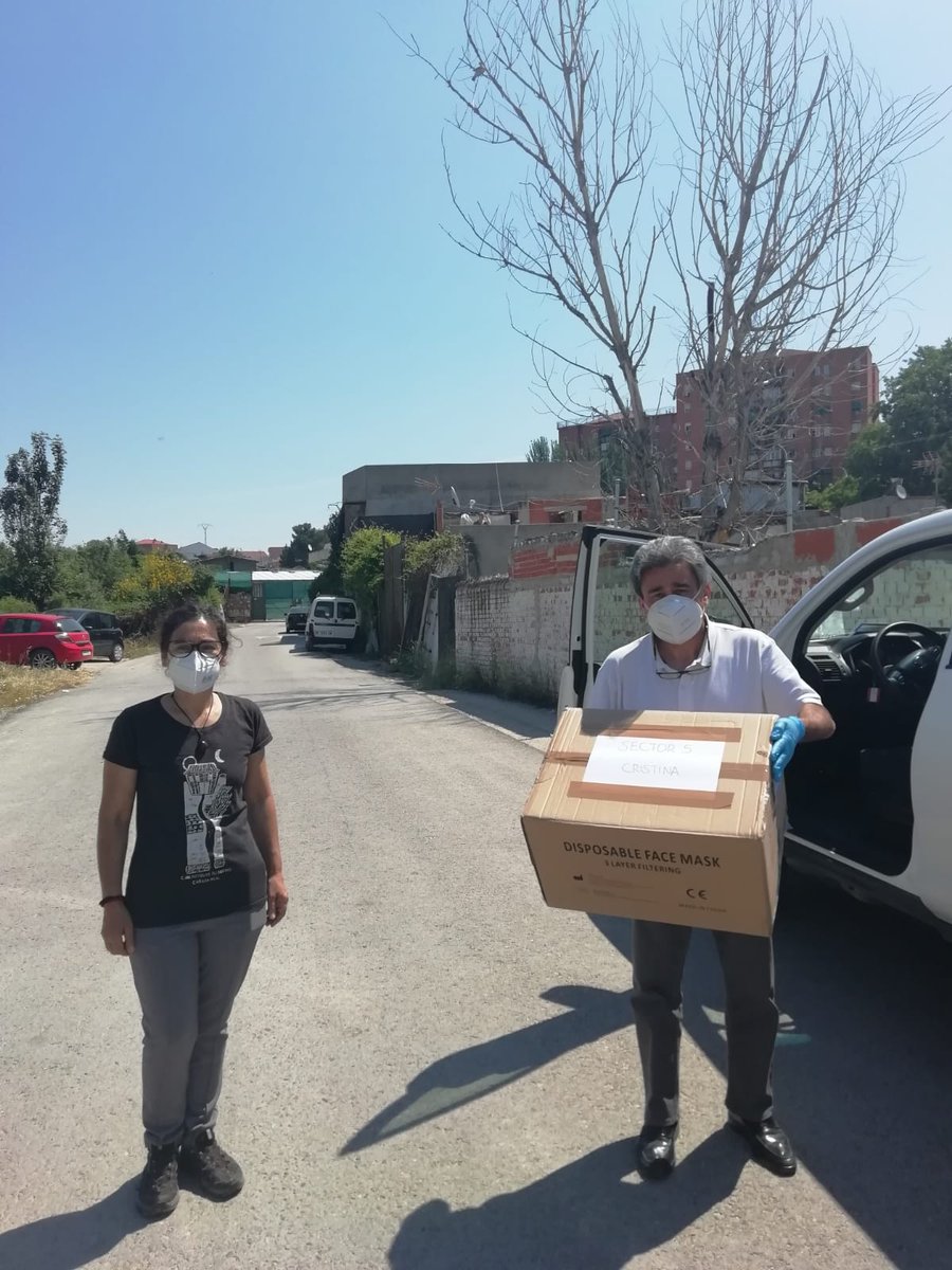 CanadaRealCM's tweet photo. @ComunidadMadrid, a través de su Comisionado, ha repartido 7.000 mascarillas entre las Asociaciones Vecinales de #CañadaReal, para mejorar la protección de sus habitantes, coincidiendo con el uso obligatorio en espacios públicos cuando no puedan mantenerse 2 metros de distancia. https://t.co/meYuUOTaRl