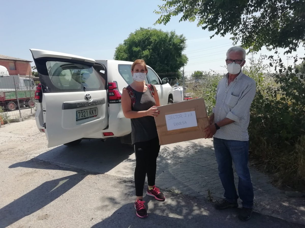CanadaRealCM's tweet photo. @ComunidadMadrid, a través de su Comisionado, ha repartido 7.000 mascarillas entre las Asociaciones Vecinales de #CañadaReal, para mejorar la protección de sus habitantes, coincidiendo con el uso obligatorio en espacios públicos cuando no puedan mantenerse 2 metros de distancia. https://t.co/meYuUOTaRl