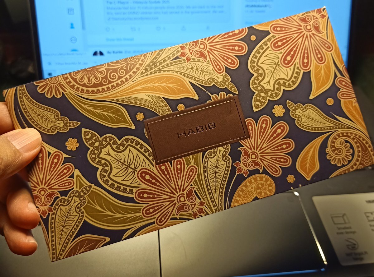 az_abdulkarim's tweet image. 1. I'm married, in my 40s and I still get #duitraya (or #greenpacket Raya #angpao). Ouch. 
This is a #HariRaya2020 thread. A #Covid19 #Eid means we cannot go #ziarah (visiting) or hold #openhouses. Dunno what to feel coz haven't done anything like cook #rendang! #malaysialockdown