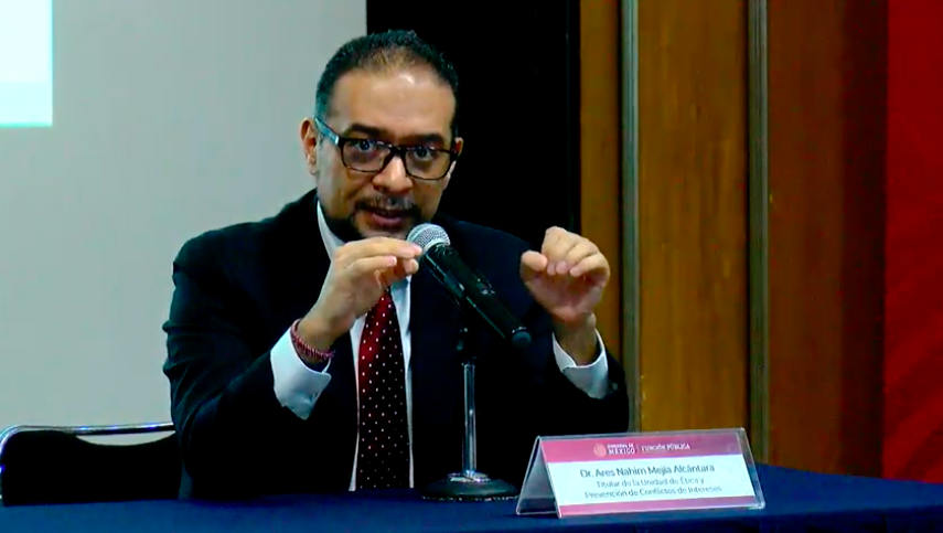 BuenGobierno_mx's tweet photo. #EnVivo | Titular de la Unidad de Ética Pública y Prevención de Conflictos de Intereses, Ares Nahim Mejía (@AresMejia) subraya que 9% de toda la riqueza que producimos en un año terminaba en manos de los corruptos. Eso está cambiando construyendo una nueva #ÉticaPública https://t.co/5Ull21FBFT