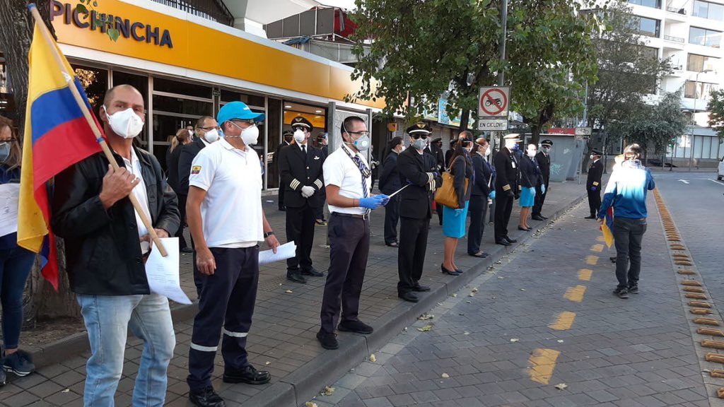 adribermeo's tweet photo. Trabajadores de @Tame_EP se concentraron en los exteriores de la matriz, en Quito, como protesta en contra de la liquidación de la empresa https://t.co/cjNCu5Y3k8