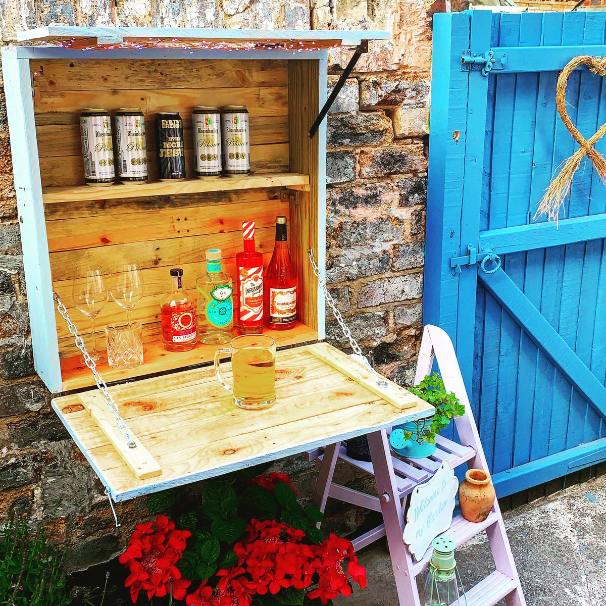 Tom_ZanderSav's tweet photo. When you can’t go to the bar so the bar comes to you 🙌🍻 #DIY #lockdown #bar #garden https://t.co/EauKgxArTc