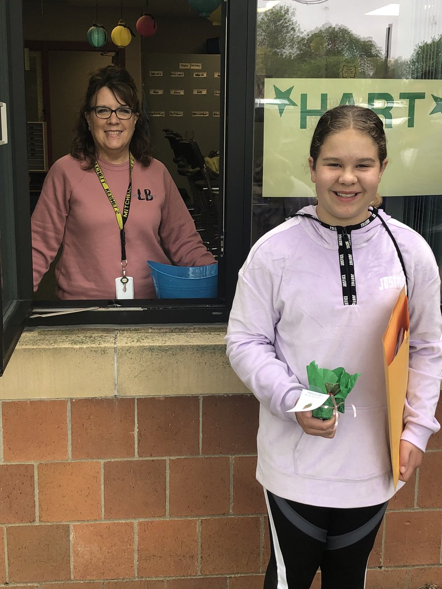 rothkernels's tweet image. Last Day of School at LBW. “Window” pick-up style! #lbwleaders