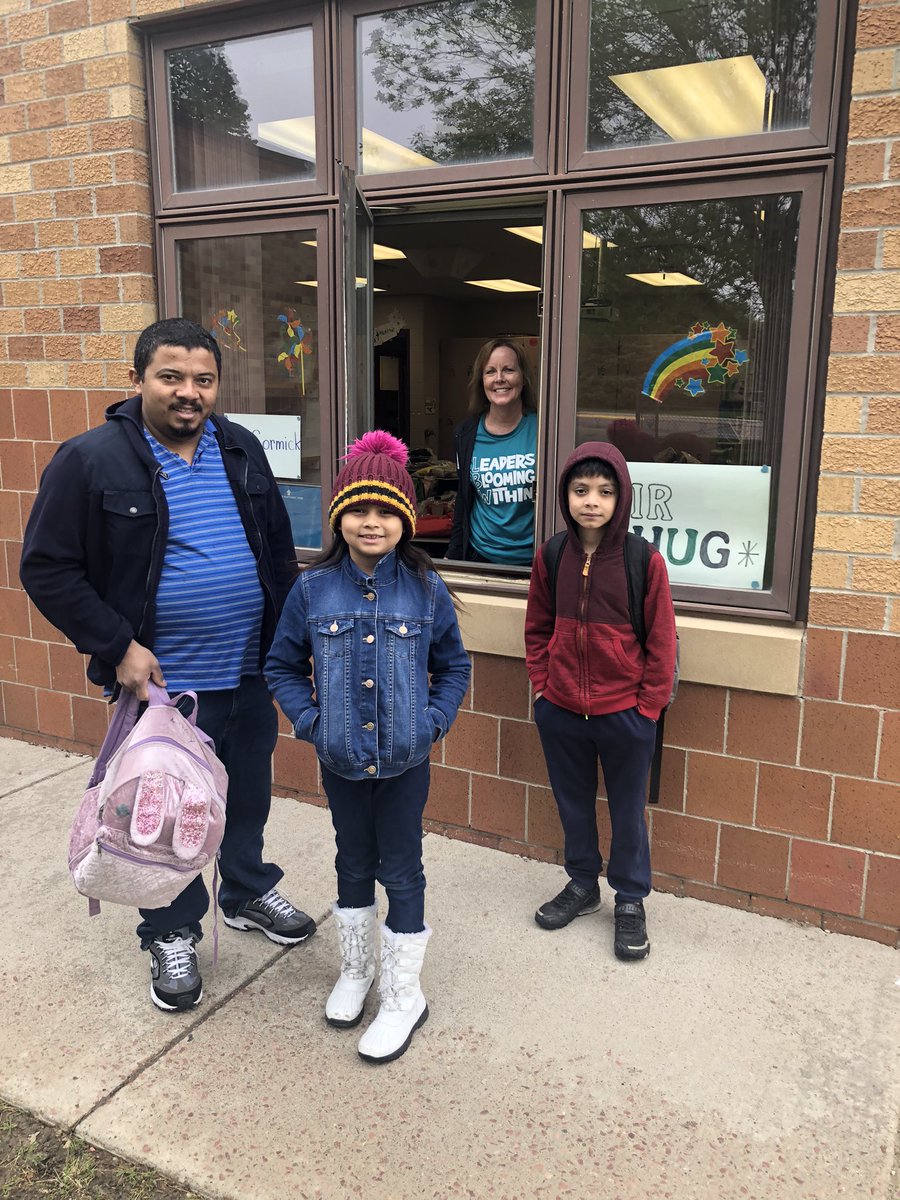 rothkernels's tweet image. Last Day of School at LBW. “Window” pick-up style! #lbwleaders