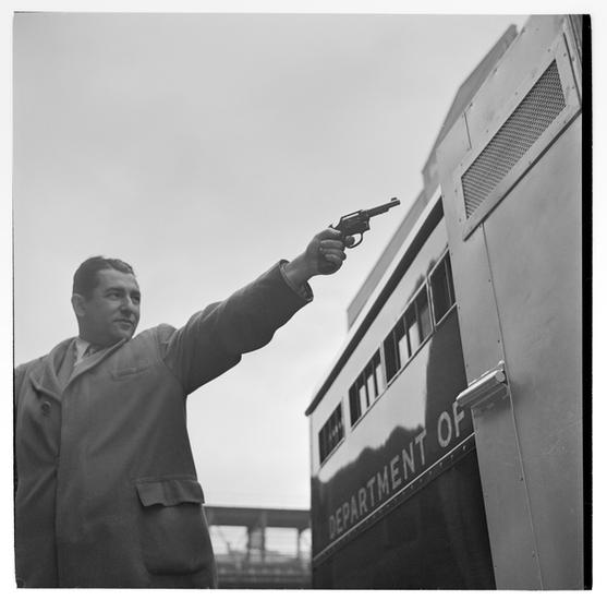 Kubrick spent the late 40s & 50s as a photographer for Look magazine, which is when he met Weegee. I was curious to see if he had done any still movie set work himself. Here's something from Weegee's wheelhouse: a scene from the TV series Paddy Wagon, 1948 @MuseumofCityNY