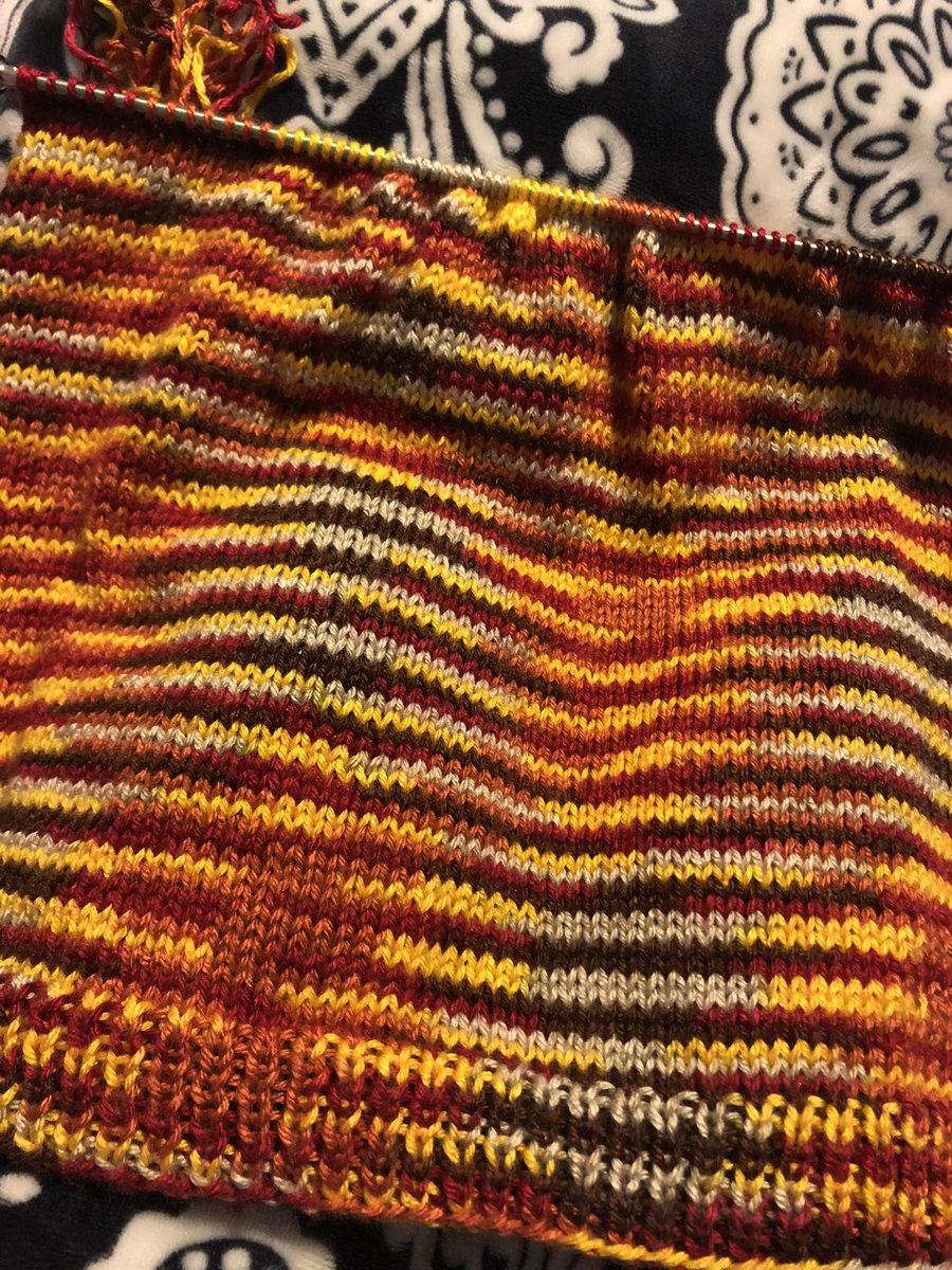 _fknopinionated's tweet photo. Making progress while binging Hell’s Kitchen ☺️ #iKnit https://t.co/gdXd7dYH1b