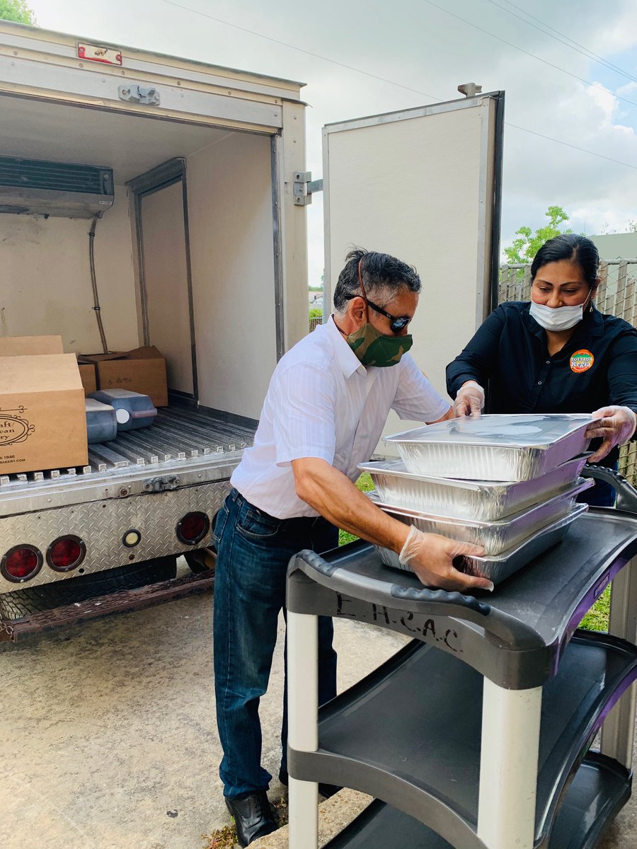 HarrisCoPct2's tweet photo. Need a #HotMeal today? 🥘 We got you! #SmallBusinesses have arrived at our #CommunityCenters and they are ready to distribute delicious meals to our residents!✨Be sure to stop by and don’t miss out on delicious local foods! #SupportSmallBusinesses #Stronger2gether #Pct2Strong https://t.co/IC7aJMu5cT