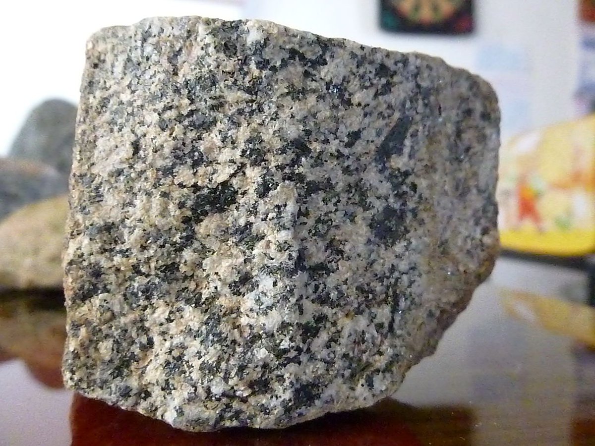 El granito es una roca ígnea plutónica formada por cuarzo, feldespato alcalino y mica, además de plagioclasa.Como su nombre nos hace deducir, es una roca granular.Fijaos en la roca de la foto y veréis fácilmente los diferentes granos de los minerales que la componen