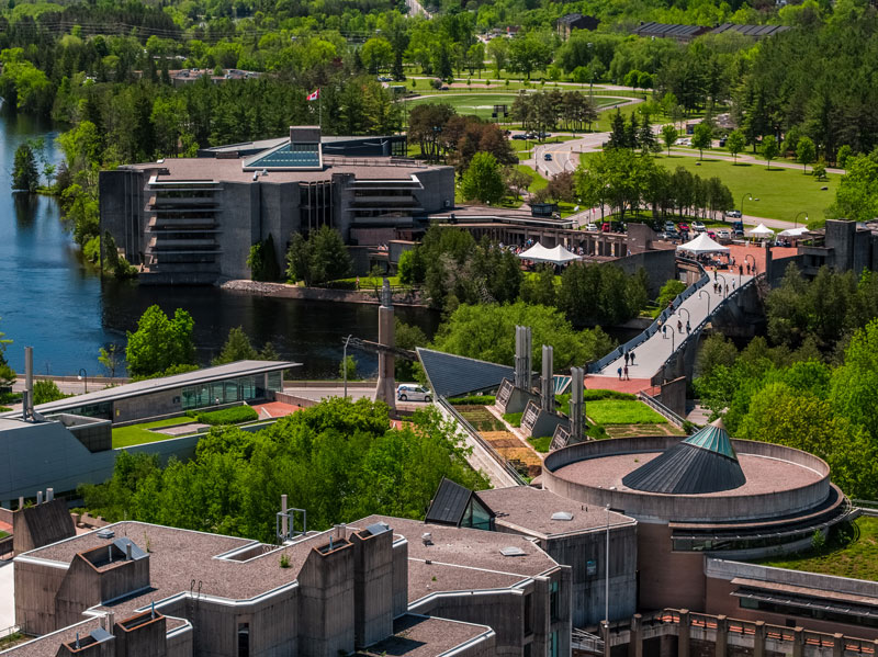 Sự khác biệt của Trent University là việc nhà trường chú trọng lãnh đạo và thay đổi xã hội