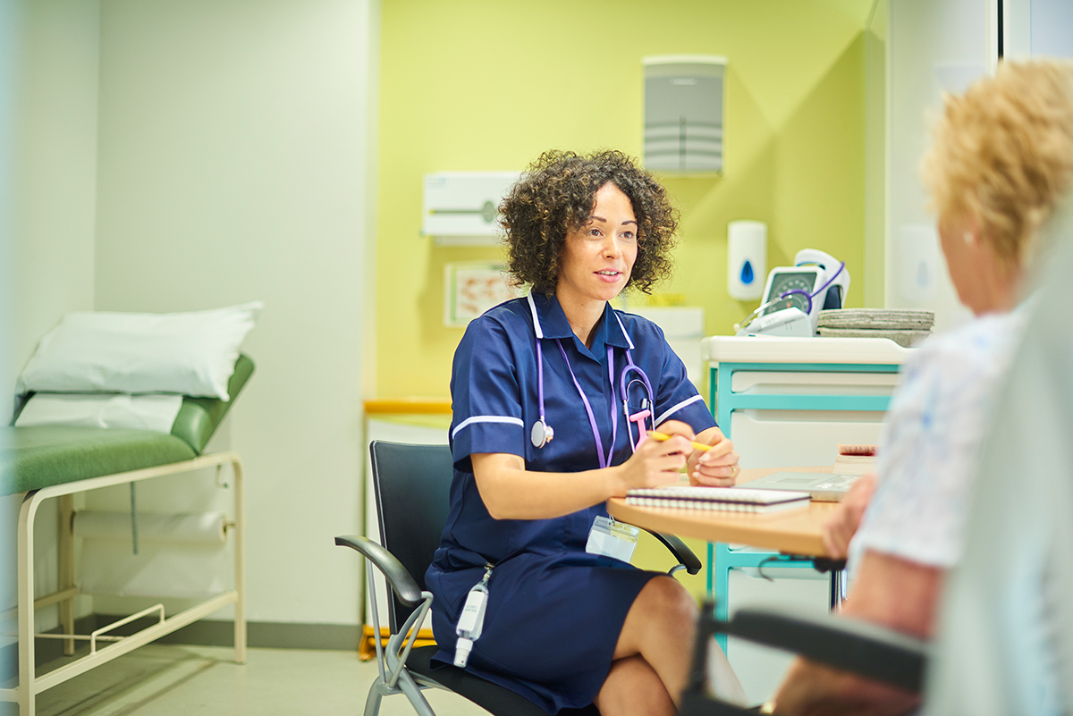 медсестра европа. врачи и медработники. средний медицинский персонал. медицинский персонал. аккуратная медсестра.