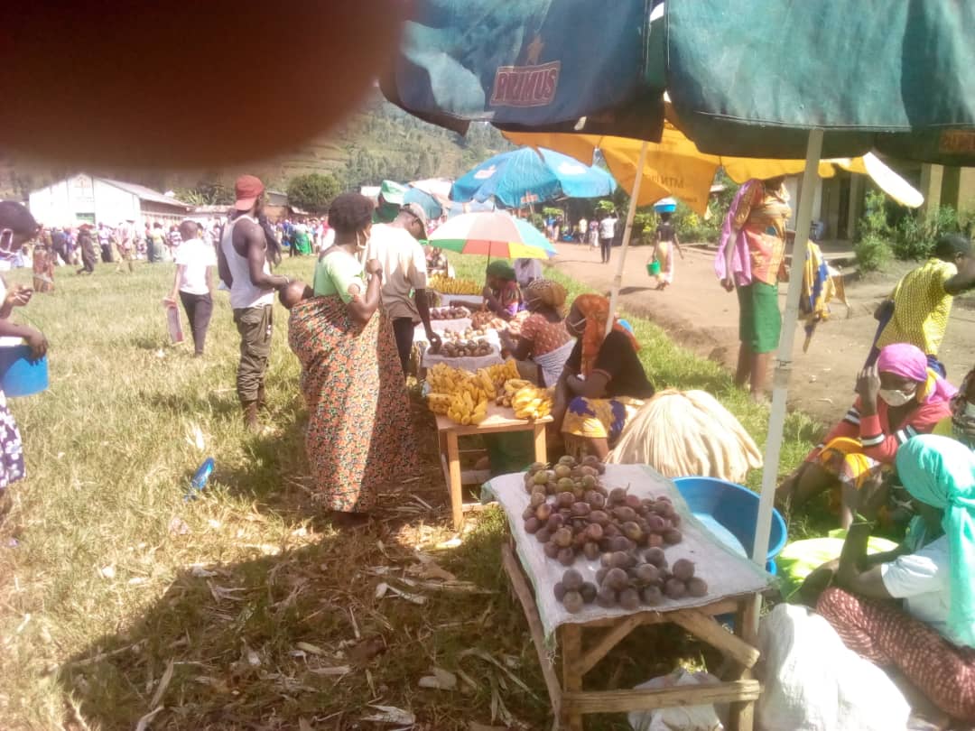Ubukangurambaga bwakoze na #YouthVolunteers <a href="/RusiziDistrict/">Rusizi District</a> bwibanze: Gukaraba kenshi n'amazi meza n'isabune; Kwambara agapfukamunwa igihe umuntu avuye murugo; Gusiga intera ya 1M ahari abantu benshi
<a href="/RwandaLocalGov/">Ministry of Local Government | Rwanda</a> <a href="/RwandaYouthVol1/">Rwanda Youth Volunteers</a> <a href="/Rwandapolice/">Rwanda National Police</a> <a href="/AbdallahMurenzi/">Abdallah Murenzi</a> <a href="/EricBayisenge/">Eric Bayisenge T.</a>